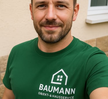 Mitarbeiter von Baumann Objekt- & Hausservice mit grünem T Shirt und Logo drauf.