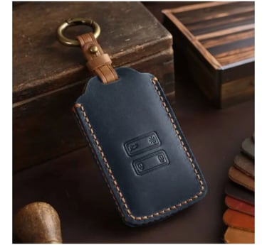 Lederen cover met sleutelhanger voor een autosleutel in blauw en bruin.