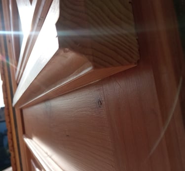 une porte en bois et verre