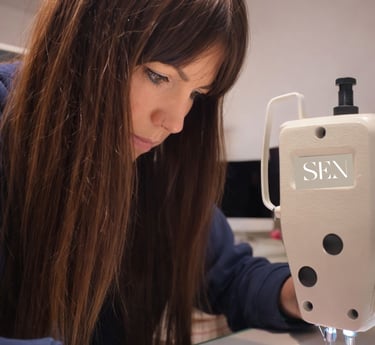 Foto de Sylvia, diseñadora de Sen Studio Atelier, cosiendo a maquina en su Taller en Alfajarin Zgz