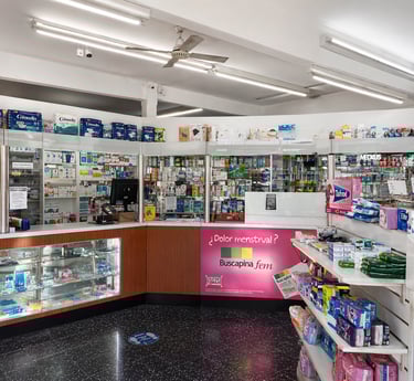 Farmacia Carricaburu en Pablo Podestá, interior con atención al público y productos de farmacia