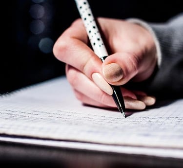 Ateliers d'écriture d'Anne-Sophie Loriot pour les particuliers - Une main qui écrit au stylo.