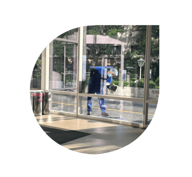 Técnico de NOAM limpiando ventanales de un edificio corporativo con herramienta especializada