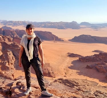 Marie, votre travel planner, dans le désert du Wadi Rum en Jordanie