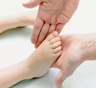 Une séance de réflexologie plantaire pédiatrique avec un enfant, par Marie-Cécile Pacchiani.