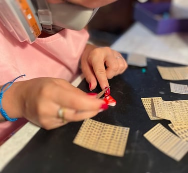 Atelier artisanale, femme qui créer et personnalise un porte clés