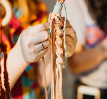 Una persona ata nudos intrincados para un proyecto de macramé