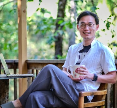 A chinese-speaking therapist who has a compassionate smile