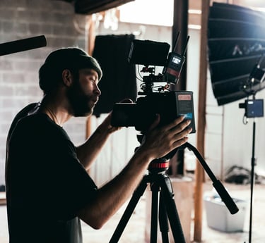 videomaker si prepara ad allestire set per riprese
