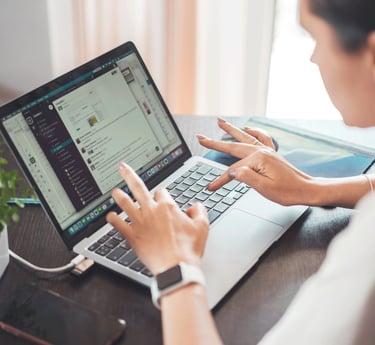 mulher-digitando-em-frente-a-um-computador
