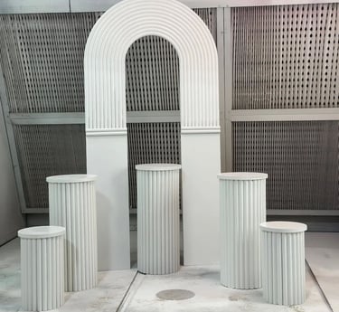 a white and white sculpture of a arch