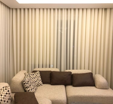 oturma odası, tül perde, korniş, beyaz tavan