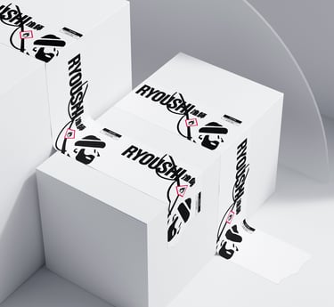 Pacotes da marca Ryoushi com design minimalista branco e preto, exibindo fita personalizada; destaqu