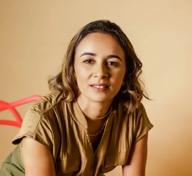 Advogada Diana Guedes senta olhando para frente