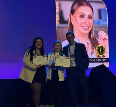 Equipe da Caran Contabilidade recebendo premiação em evento do setor contábil.