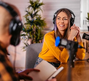 Profissionais da comunicação em um podcast