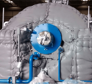 Jaqueta térmica para isolamento de tubulações industriais instalada em fábrica.