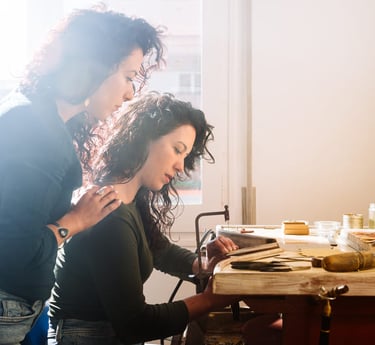 Mujeres artesanas elaborando joyería hecha a mano con piedras naturales. 