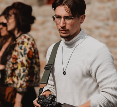 Vidéaste professionnel de mariage en action à Quimper