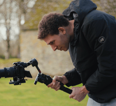 Vidéaste professionnel de mariage en action à Brest