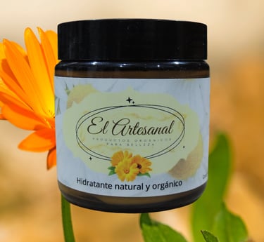 El Artesanal-crema de hidratación con una flor al fondo