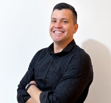 Um homem com uma camisa preta e um relógio no pulso. Dono da empresa. Empresário.