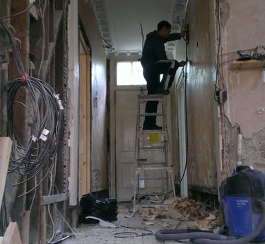 Electrician specialist cu experienta vasta executa lucrari de reparatii si intretinere la instalatia