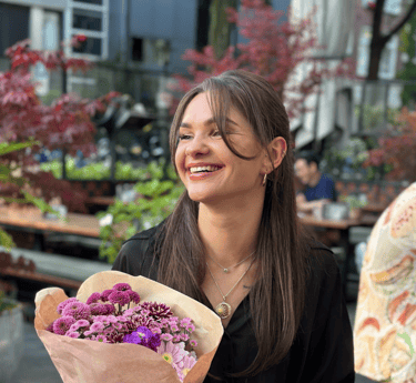 A happy, smiling woman in the city.