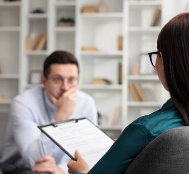 Profissional e paciente em uma sessão de terapia presencial.
