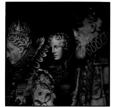 Black and white picture of three sculptures. Author: Slawek Dejneka