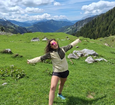 Jeune femme en tenue de sport dans un paysage de montagne