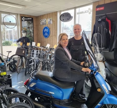 José en Otto in de winkel van Otto's Tweewielershop.