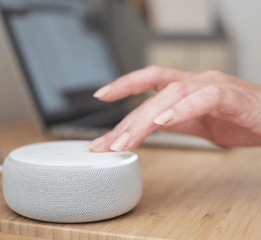 Alexa em mesa integrada ao sistema de automação residencial da Artren