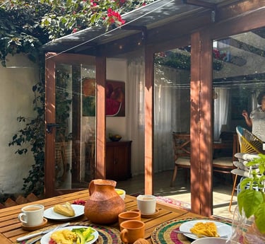 Patio y jardin, con arboles nativos y colibríes, Casa Sol de Iguaque, Villa de Leyva