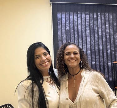 Vanessa com sua cliente feliz com o resultado do serviço prestado.