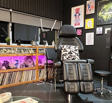 Pormenor interior estúdio de tatuagens e body piercing em Vagos, Aveiro