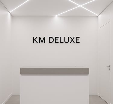 Recepción minimalista del salón de belleza KM Deluxe con techos tensados blancos brillantes y líneas LED frías entrecruzadas