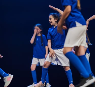 un groupe de danse sur scène