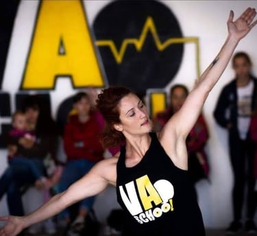 une professeur donnant un cours de danse en débardeur noir