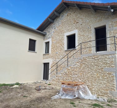 travaux de rénovation de façade en pierre réalisés par Civan Frères Façades à les Avenières