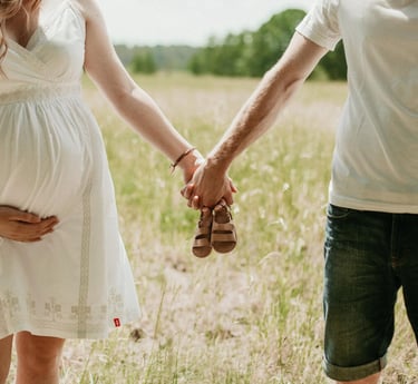 maman enceinte et futur papa allant à un atelier sommeil de bébé animé par sophie jobbé-duval 