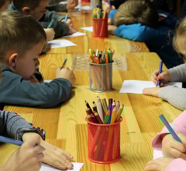 enfants en classe travaillant lors d'un atelier sur le sommeil par Sophie Jobbé-duval puéricultrice