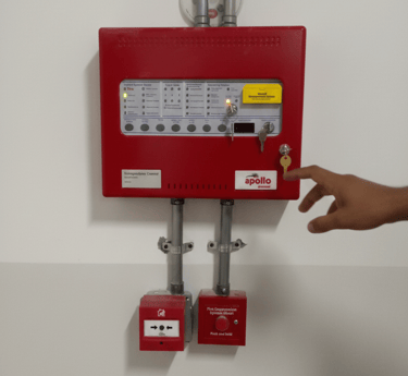 تقدم شركتنا حلول انذار واطفاء الحريق الاحترافية للمشاريع التجارية، الصناعية، الإدارية والفنادق، مع ت