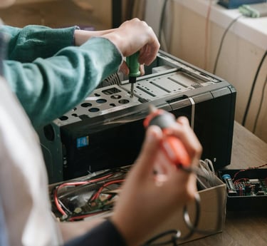 Técnico consertando computador de mesa