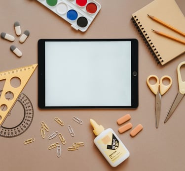 un tablet con strumenti utili a disegnare