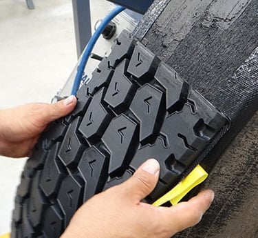 una llanta siendo renovada