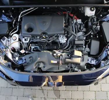 Motorraum eines Fahrzeugs bei der technischen Begutachtung durch einen Kfz-Sachverständigen