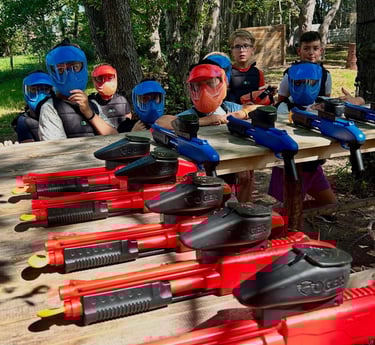 Enfants équipés pour une partie paintball chez Corsican Paintball en Corse à Castellare di Casinca