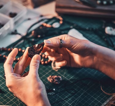 Artesana seleccionando piedras preciosas para joyeria hecha a mano