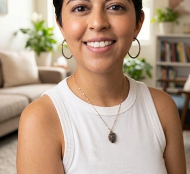 psicologa selene noriega sonriendo en su consultorio